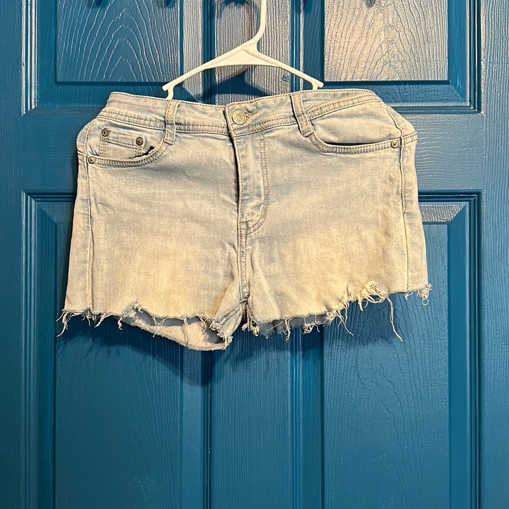 Light wash skinny jean shorts
